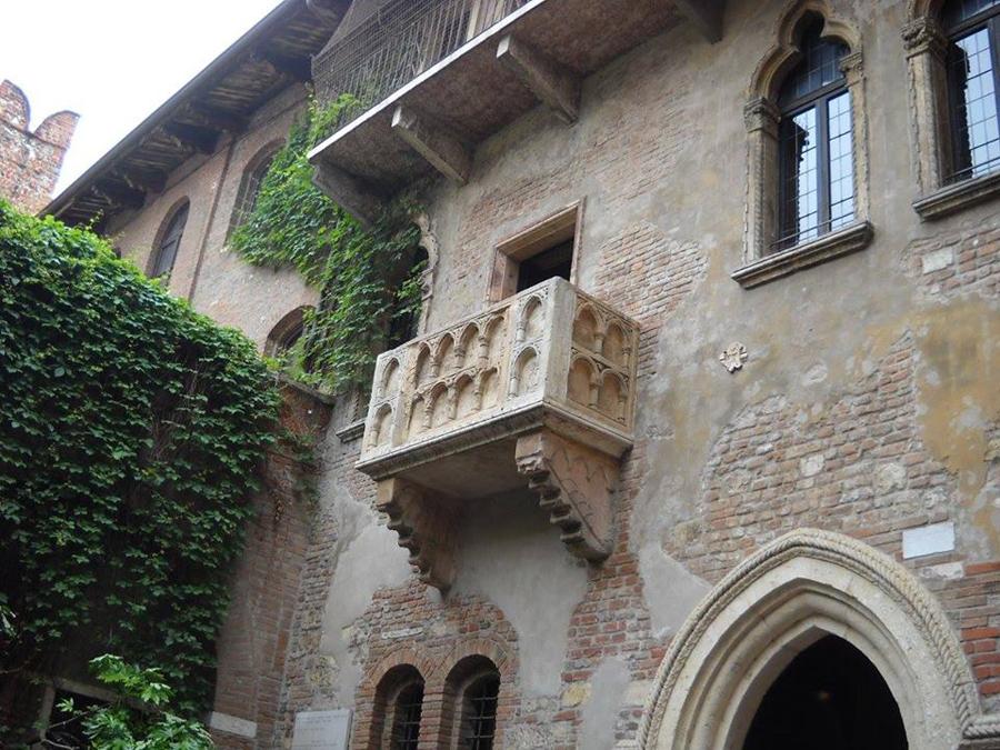 Balcone_Giulietta_a_Verona.jpg