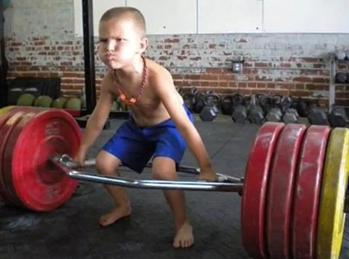 Bambino_sollevamento_pesi.jpg