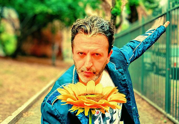 Igor_Nogarotto_offre_un_girasole_alle_donne.jpg