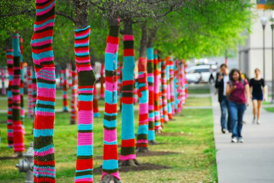 Magda_Sayeg_Yarn_Bombing_Knitted_Grafitti.jpg